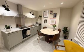 Georgian Flat - 2-Beds With Balcony & Views